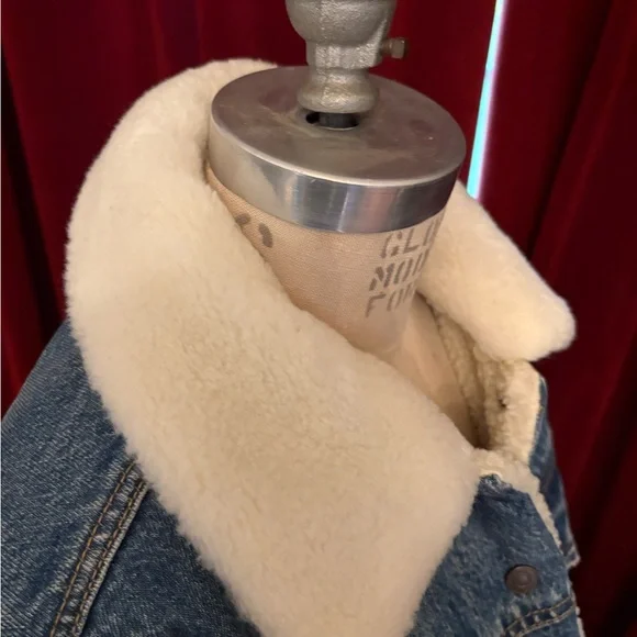 Levi's Women's Blue Denim Jacket with White Collar - Picture 3 of 5